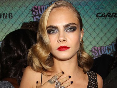 Cara Delevingne nagyon furcsa ruhában a Suicide Squad vörös szőnyegén
