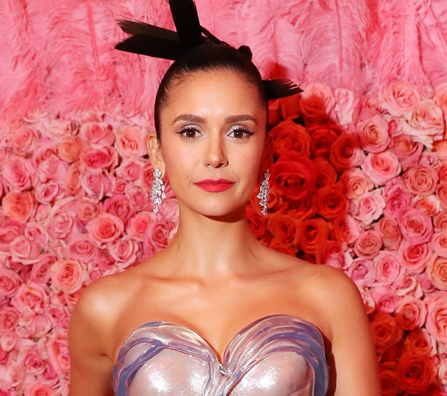 Nina Dobrev egy aprócska ruhában mutatta meg formás lábait a vörös szőnyegen