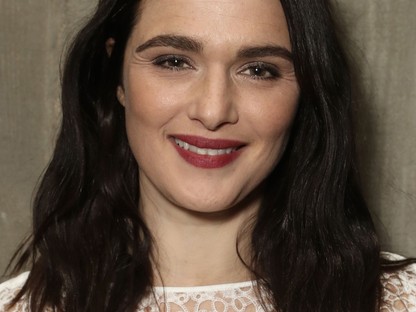 A 48 éves Rachel Weiszt őrületesen megfiatalította a szülés 