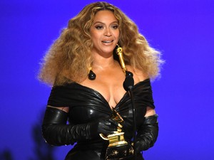 Beyoncé rövid frizuráját még az új albumánál is jobban imádjuk