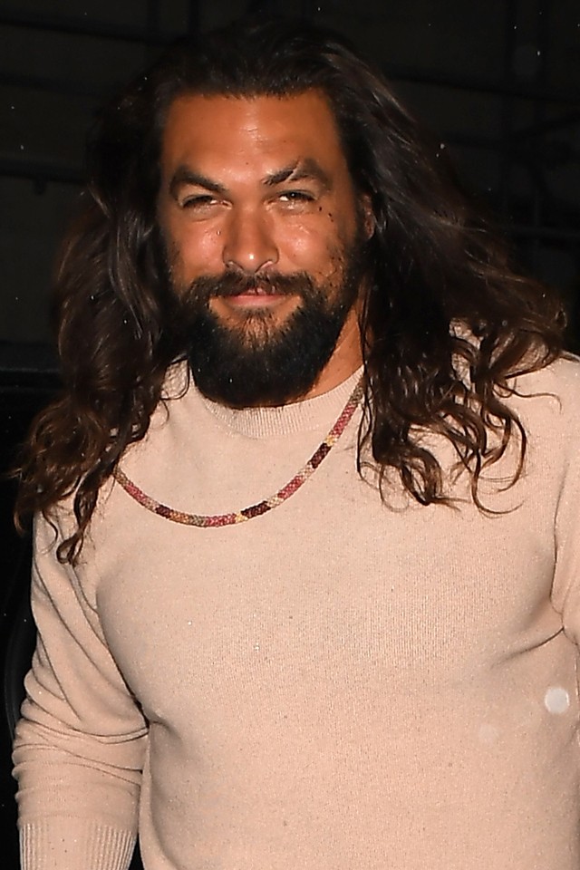 Sosem gondoltuk volna, de istenien kombinálta Jason Momoa a lilát a rózsaszínnel
