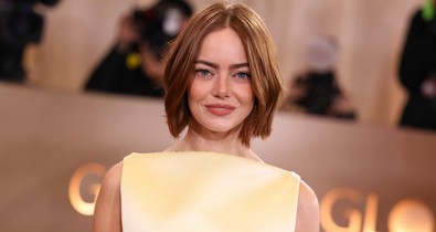 Emma Stone kétrészes szettben villantott hasat a Golden Globe-on, minden porcikájából sugárzik a kifinomultság 