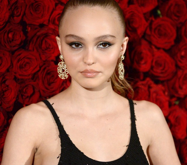 Lily-Rose Depp megtanítja, hogyan kell bájosan cicit villantani!