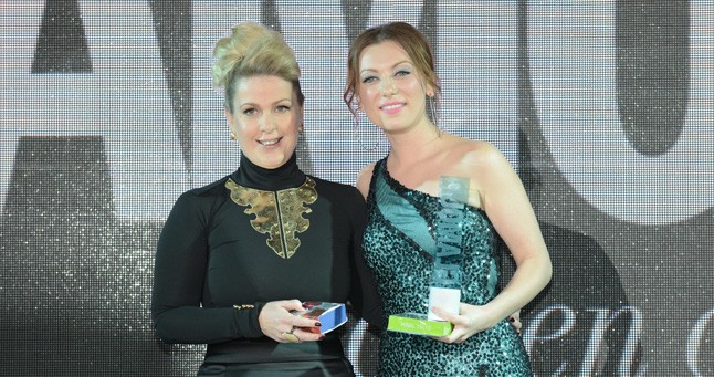 Az év énekesnője: Rúzsa Magdi és a díjat átadó Lencsó Rita, az MTVA kommunikációs vezetője