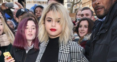 Selena Gomez, mi ez? Hatalmas cicivillantás az utcán