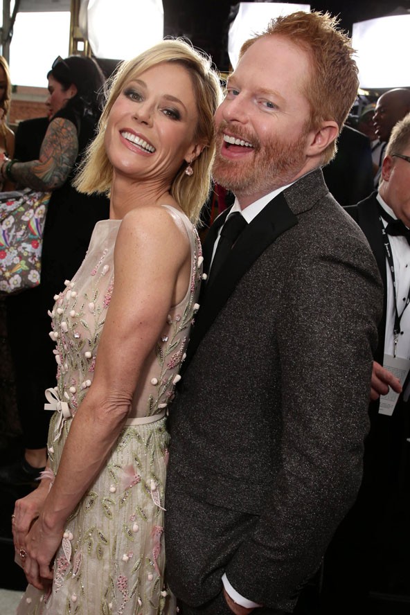 Julie Bowen és Jesse Tyler Ferguson, a Modern család sztárjai viccelődnek a vörös szőnyegen