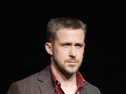 Ryan Gosling öltönye finoman szólva nagypapás, de még így is irtó szexi!