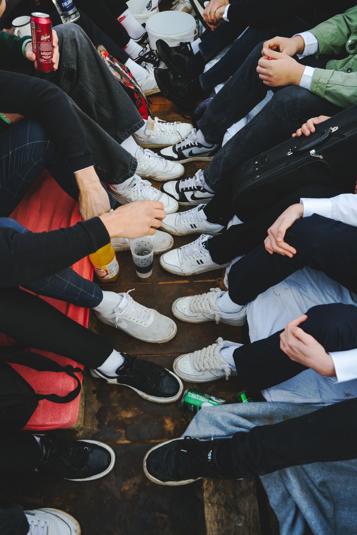 A húsvéti locsolkodást eddig ciki volt szeretni, a fiatal magyar fotós képeinek hála új értelmet kap a hagyomány