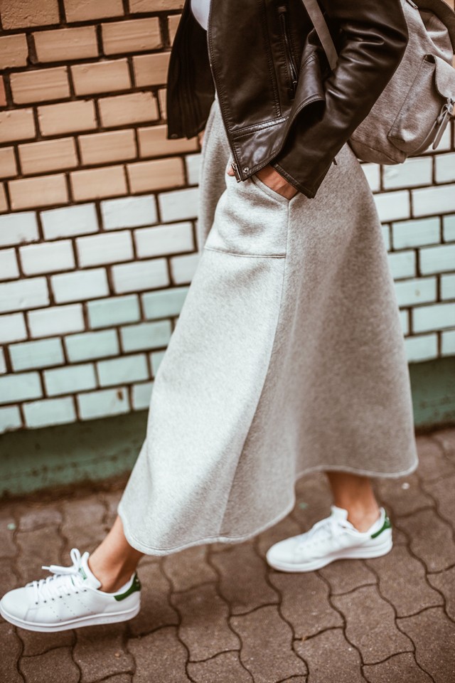 Cakó Kinga előszeretettel viseli az extravagáns ruhákat basic darabokkal