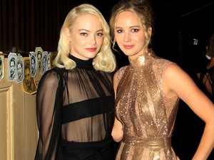 Nagyon kínos videó! Emma Stone nem viszonozta Jennifer Lawrence ölelését!