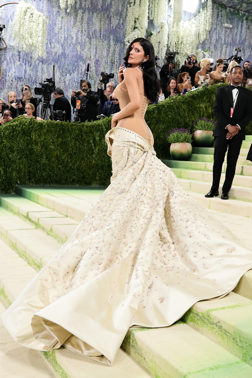 Kylie Jenner MET-gála ruháján 11 000 munkaórát dolgoztak