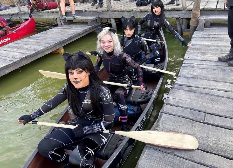 Kívés Kinga kaszkadőrként a Wednesday forgatásán