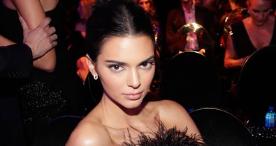 Miért? Kendall Jenner egy szál bugyiban illegeti magát ezen a videón