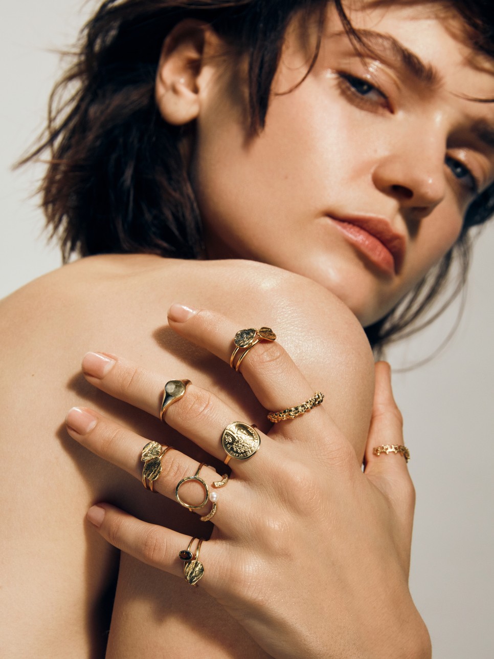 Levélmintás gyűrű: EWA WIŚNIEWSKA RING, Pénzérmés és csillagos arany gyűrű: KULKA, Texturált gyűrű: UMIAR, Karikás és gyöngyös gyűrű: KLARA KOSTRZEWSKA, Fekete köves gyűrű: LUNA MOOD