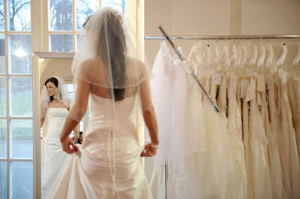 Két esküvői ruhapróba között érdemes beiktatni az ügyvédi látogatást is