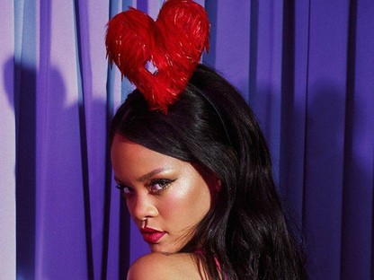 Rihanna valentin-napi fehérnemű kollekciója még korbácsot is tartalmaz, saját maga mutatja be