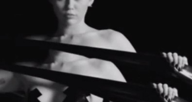 Miley mellét csak egy kis ragasztó takarja új klipjében