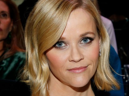Reese Witherspoon szédületes overálban az Armani bemutatóján Párizsban