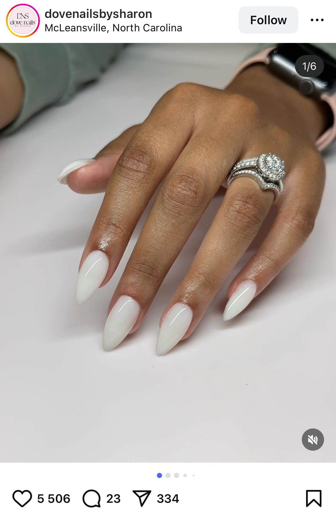 Az ujjakat hosszító kókuszkörmökkel, hosszúkás tippekkel stilizálják. Nyugodtan adj hozzá egy finom csillámréteget a szín fokozásához!