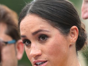 Meghan Markle kanárisárga ruhája egy álom és az ott NEM a mellbimbója!