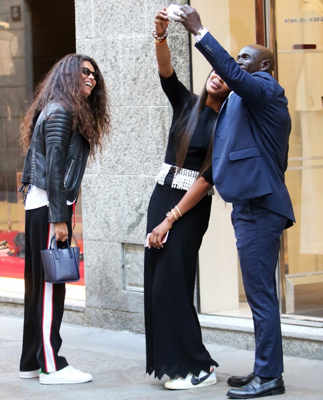 Naomi Campbell egy rajongójával szelfizik az utcán