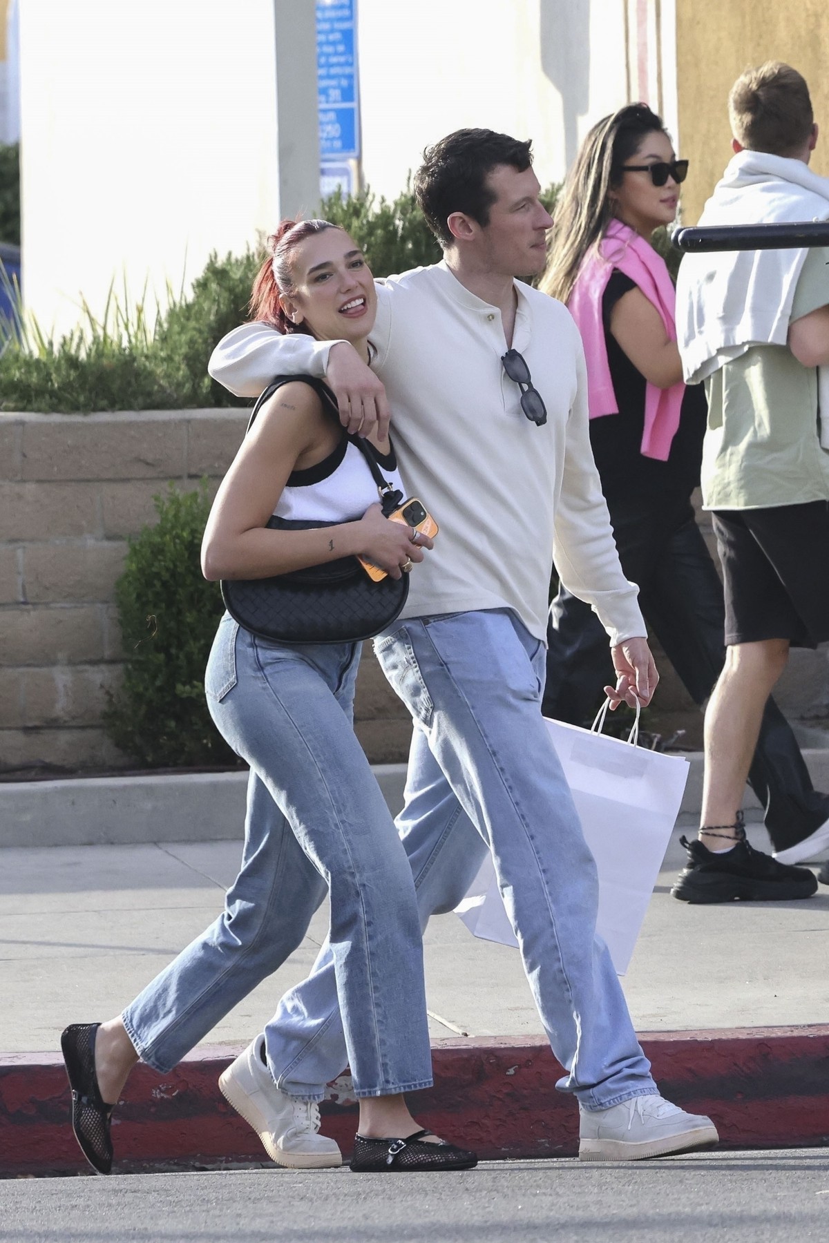 Dua Lipa és Callum Turner elképesztően stílusosak együtt