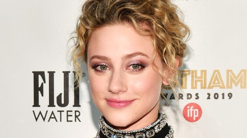 Sosem viselt még ennyire előnytelen ruhát Lili Reinhart