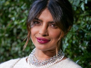 Priyanka Chopra megmutatja, hogyan öltözz fehérbe tetőtől talpig, anélkül, hogy hóembernek néznél ki