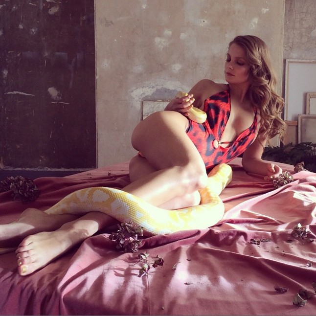 Mihalik Enikő új barátja egy albino piton.