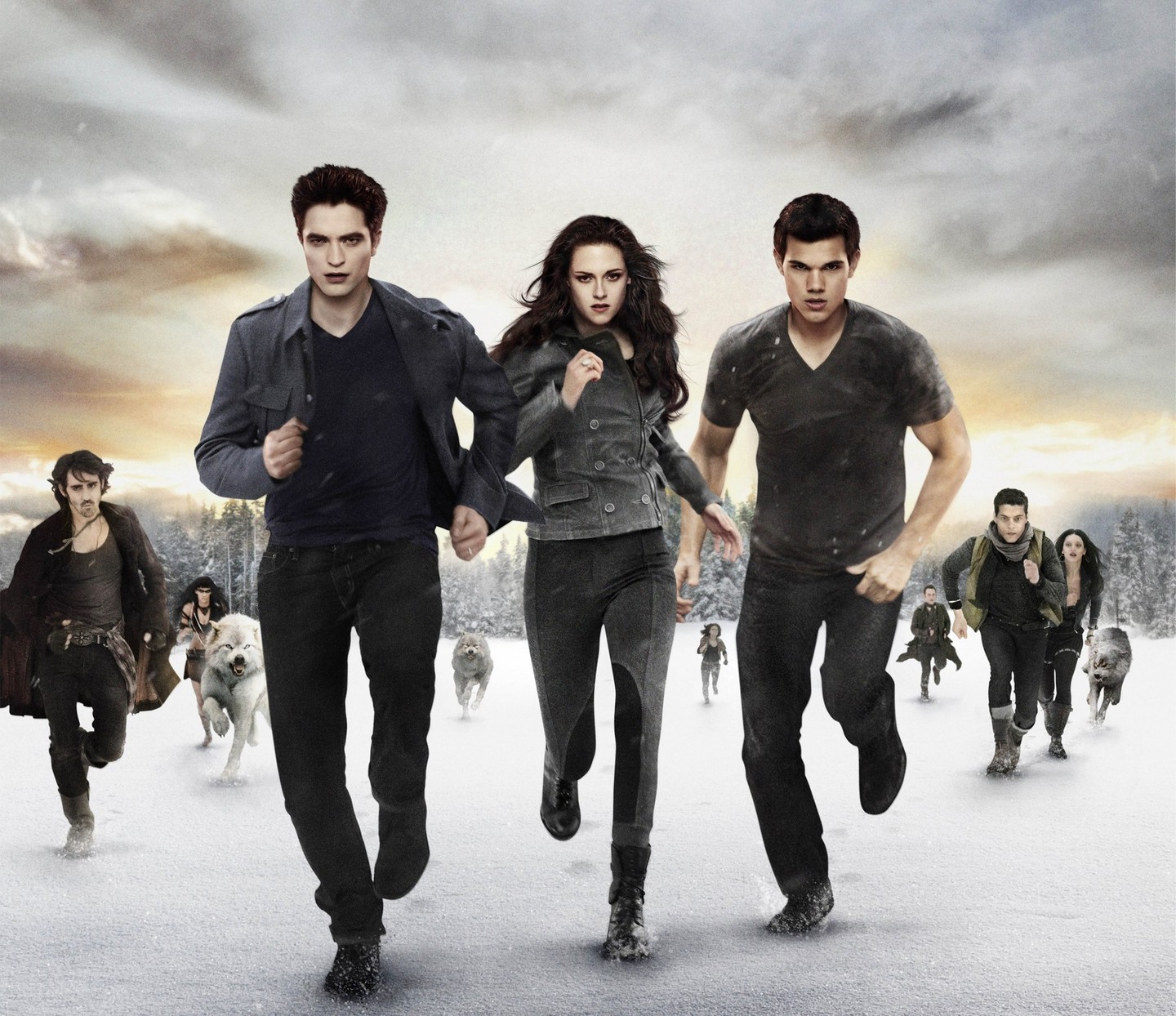 Az senkinek sem új információ, hogy Kristen Stewart parókát viselt az Alkonyat című filmek forgatásakor, azt viszont már kevesen tudják, hogy Robert Pattinson is kénytelen volt elviselni egyet a Hajnalhasadás bizonyos részei alatt, mivel néhány jelenetet utólag újra kellett venni. Később a Comin-Conon úgy fogalmazott, olyan volt, mintha Frankenstein szörnye és hat különböző paróka szerelemgyerekét viselte volna a fején.