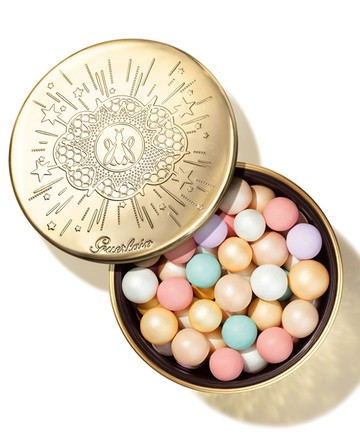 *Egy igazi ikon, arany köntösben*A GUERLAIN emblematikus 02-es árnyalatú színharmóniáját alapul véve és arany gyöngyökkel gazdagítva született meg a Golden Bee Météorites. A finomra őrölt púderszemcsék láthatatlanul veszik körül az arcbőrt, amely gyönyörű és visszafogott arany ragyogást eredményez. Olyan, akárcsak egy igazi kincs, melyre mindig is vágytál!Golden Bee Météorites púdergyöngyök GUERLAIN 20600 FtItt keresd: www.marionnaud.hu