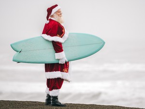 Szörfdeszkán érkezik a Télapó, ilyen az ausztrálok és az ausztráliai magyarok karácsonya