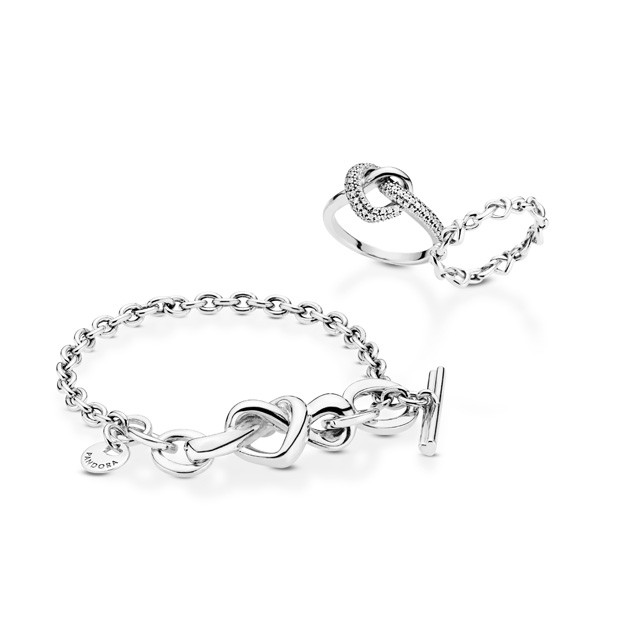 Gyűrű: 19 500 Ft (szív) 10 900 Ft (lánc), Karkötő: 27 900 Ft