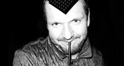 Lakatos Márk és SP modelleket mustrál