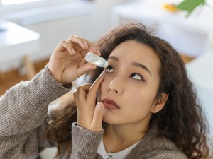 Ez történik a szemeddel, ha túl gyakran dörzsölöd: a szakember szerint nem érdemes kockáztatnod