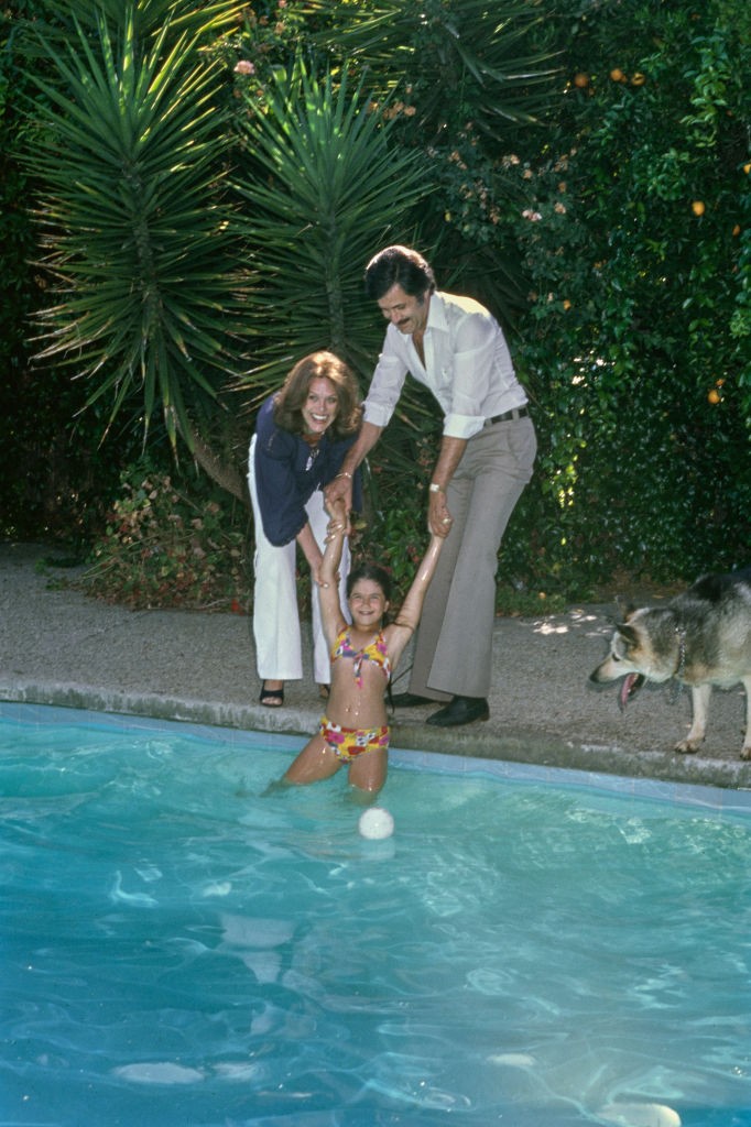 A család otthonához egy medence is tartozott, amiben a kislány boldogan lubickolt.