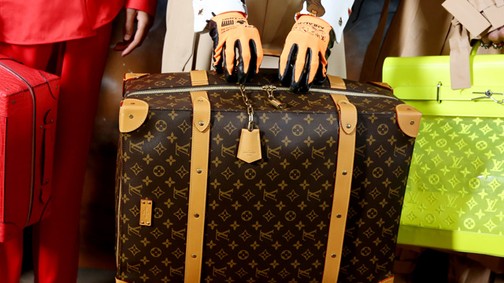 Kapaszkodj meg, ez a foszforeszkáló Louis Vuitton táska ULTRAMENŐ