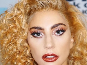Lady Gaga horrorfilmbe illő magas sarkújával és mély dekoltázsával is sokkolt!