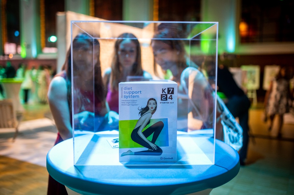 A K7-24 csomagolása egy brit illusztrátor, Jason Brooks munkáját dicséri