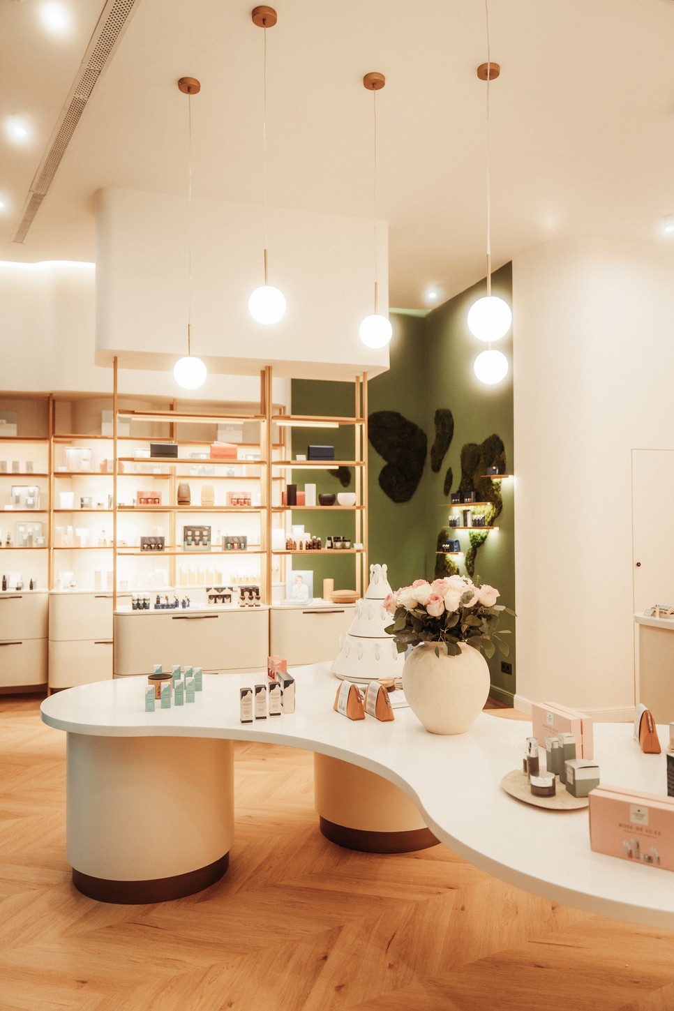 A hely másik különlegessége egy hatalmas asztal, ami november végétől workshopokkal várja majd az érdeklődőket