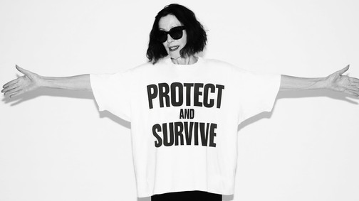 „Nem akarom, hogy ökónak nézzenek ki a ruháim!” - mondja Katharine Hamnett, az aktivista divattervező