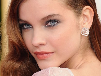 Palvin Barbi jól bírja a karantént: combfixben vonaglik az ágyon 