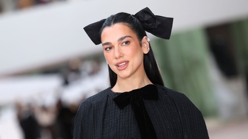 Dua Lipa nadrág nélkül bulizott, merész szettjében azonnal magára vonzotta a tekinteteket