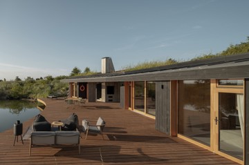 A Hello Wood magyar cég CTL tóparti háza