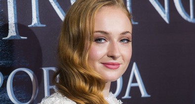 Sophie Turner: Nem hiszed el milyen hajra váltott a Trónok harca vörös szépsége