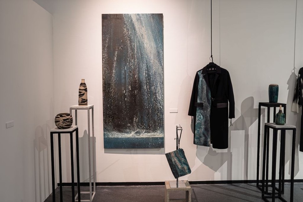 NUBU ruhadarabok és műtárgyak párbeszéde a design és a kortárs művészet határán, a Designikonok – tegnap és ma tárlaton Pécsett