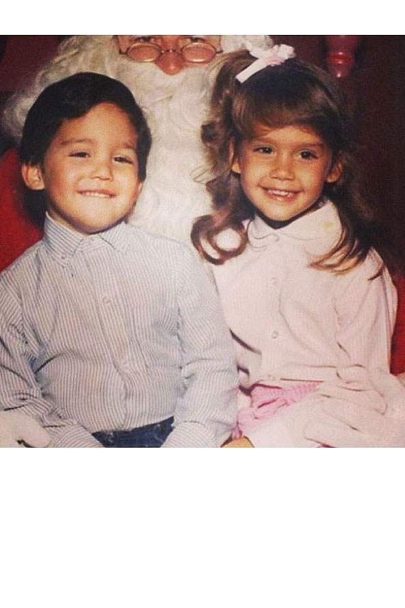 Jessica Alba pont úgy néz ki ezen a gyerekkori fotón, mint kislánya Honor.