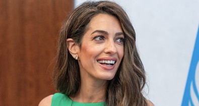 Amal Clooney csípőig hasított ruhában keltett feltűnést: csak úgy ragyogott férje, George Clooney oldalán