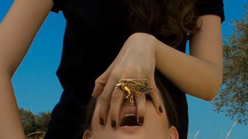 Hánytatással népszerűsít a luxusmárka?