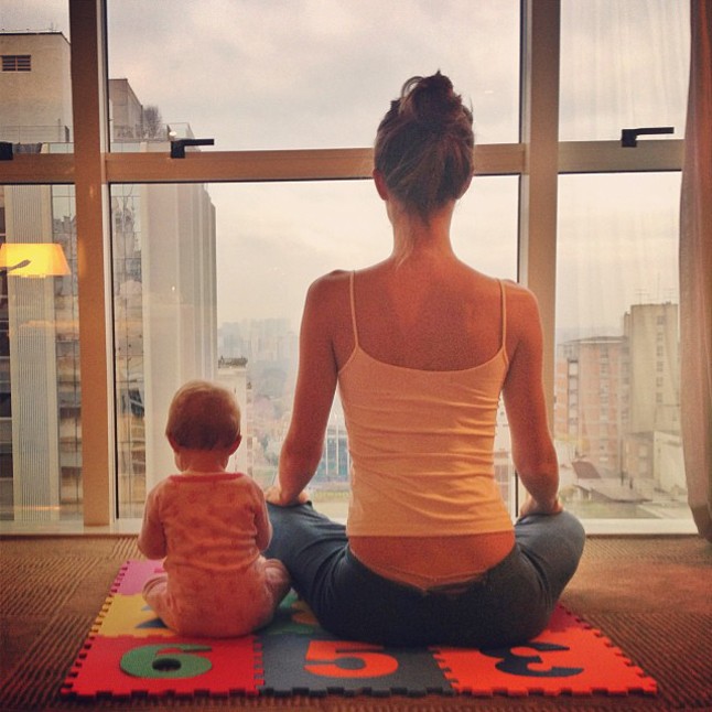 Gisele Bündchen és kis csemetéje meditálással kezdik a napot.
